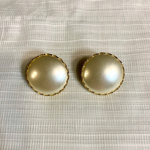 Vintage Mother of Pearl Disc Clip-on Earrings - Picture 3 of 8